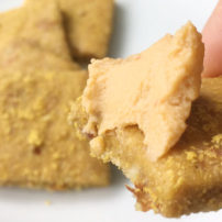 チーズ風味のアーモンドクラッカー<br>‘Cheesy’ Almond Crackers
